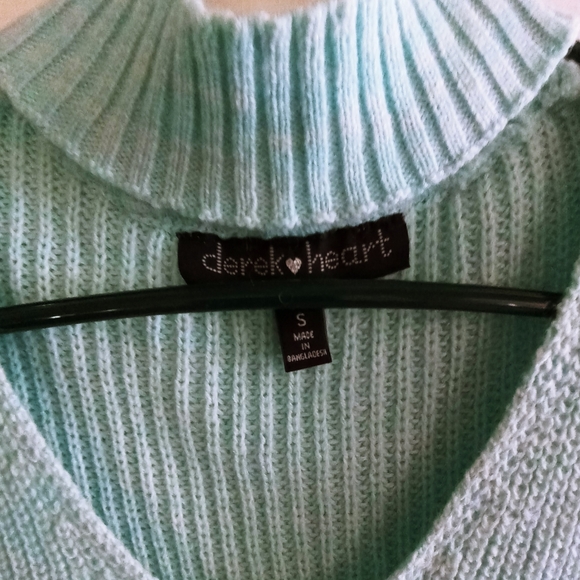 Derek Heart Sweater - Picture 3 of 4